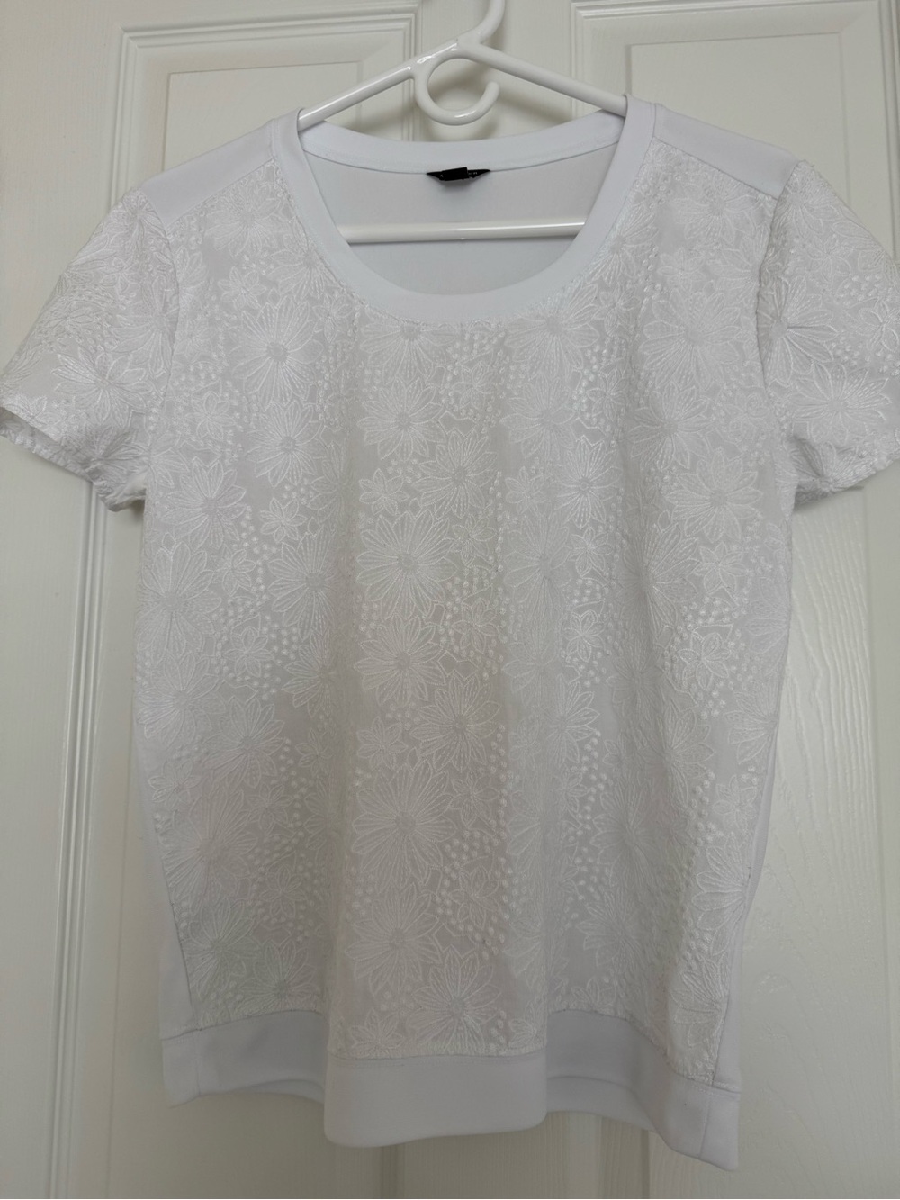 Ann Taylor White Floral Embossed Short Sleeve Tee